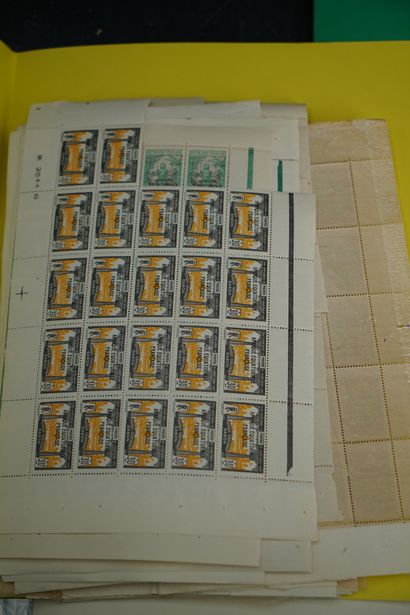 Réunion de planches de timbres dont Afrique...