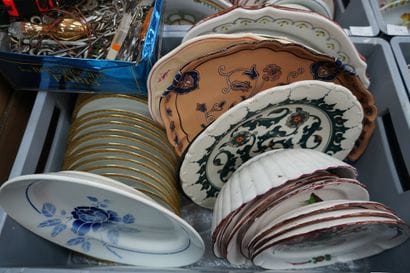 Réunion d'assiettes et plats en céramique...
