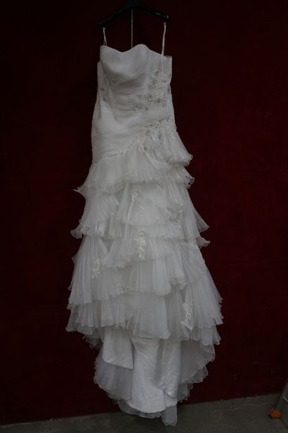 Réunion de huit jupes et robes de mariée...