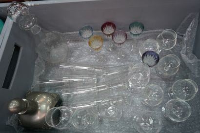 Réunion de verrerie comprenant verres à vin,...