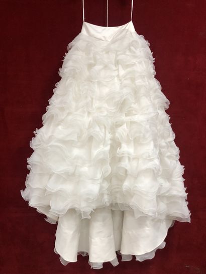 Réunion de huit robes et jupes de mariée...