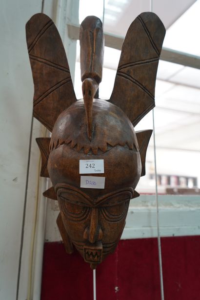 Masque africain en bois sculpté surmonté...