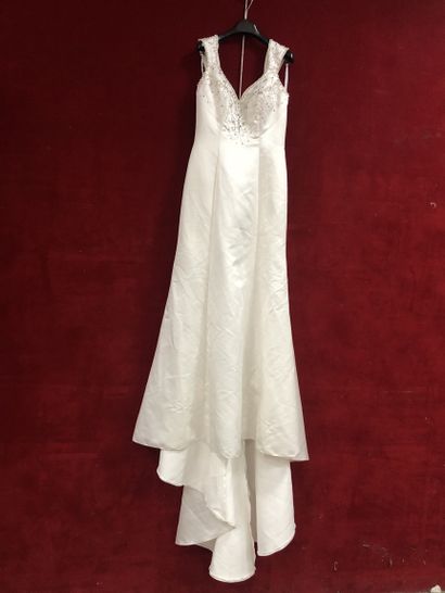 Réunion de huit robes et jupes de mariée...