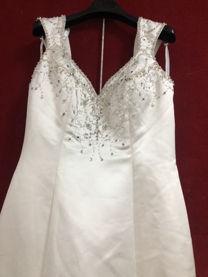 Réunion de huit robes et jupes de mariée...