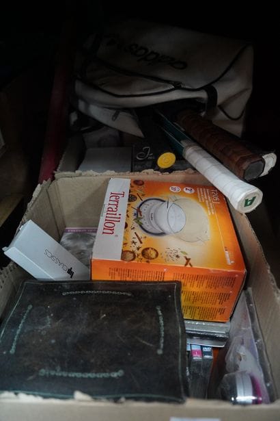 Ensemble de DVD, raquettes de tennis, balance,...