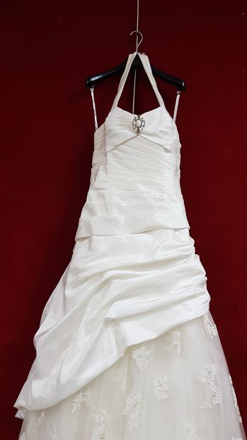 Réunion de huit robes et jupes de mariée...