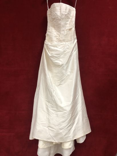 Réunion de huit robes et jupes de mariée...