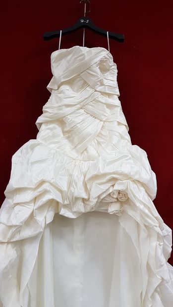 Réunion de trois robes de mariée comprenant...