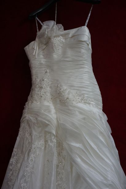 Réunion de huit jupes et robes de mariée...