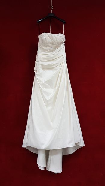 Réunion de huit robes et jupes de mariée...