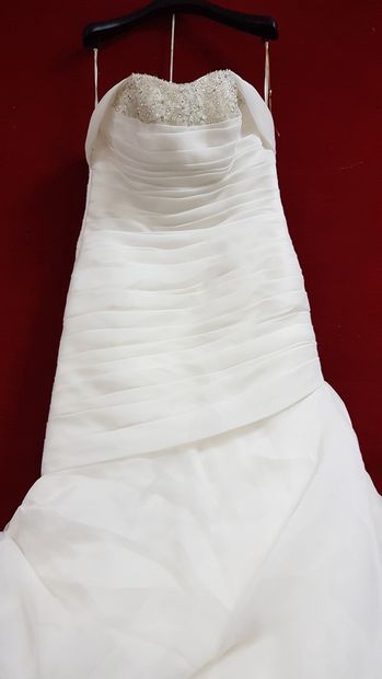 Réunion de huit robes et jupes de mariée...