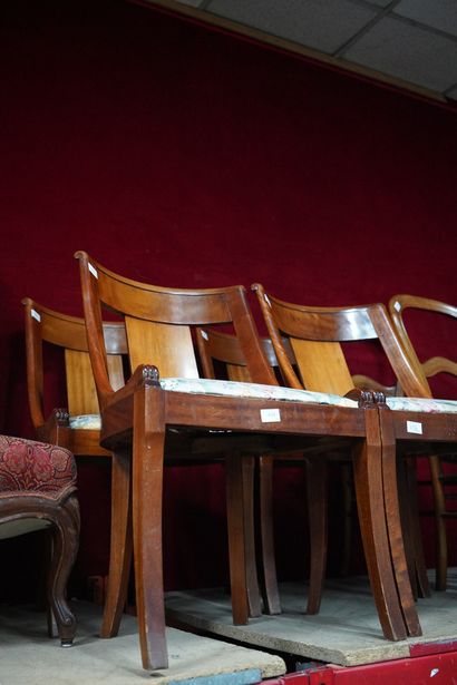 Suite de quatre chaises en bois teinté à...