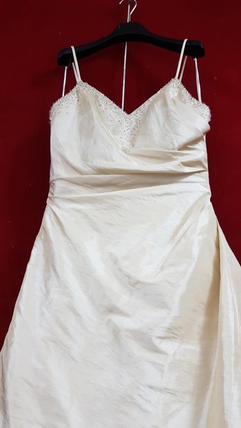 Réunion de huit robes et jupes de mariée...