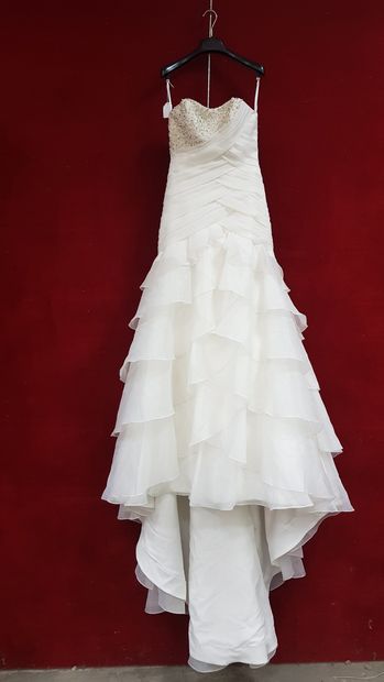 Réunion de huit robes et jupes de mariée...