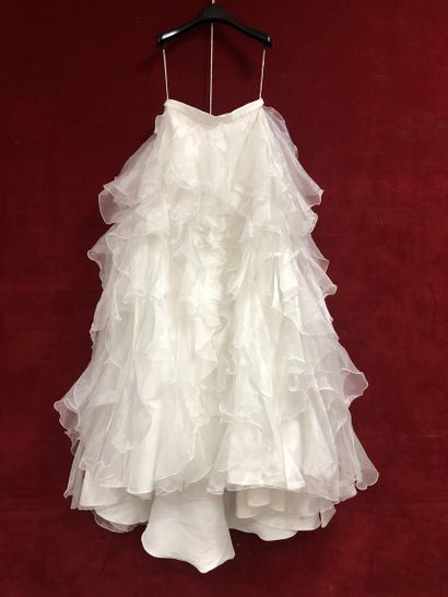 Réunion de huit robes et jupes de mariée...