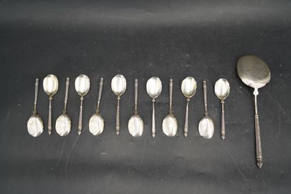 Réunion de 12 cuillères et une pelle à glace...