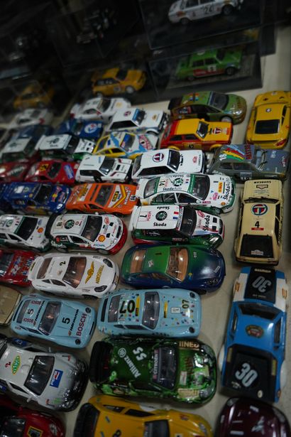 Réunion de voitures de course miniatures...