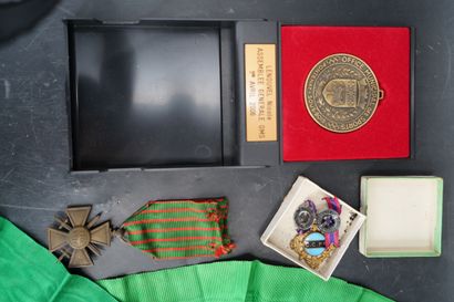 Réunion d'écharpes pour médaille et décorations....