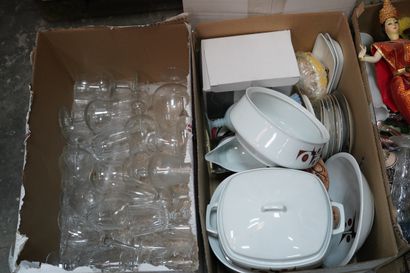 Importante réunion de bibelots divers, lampes,...