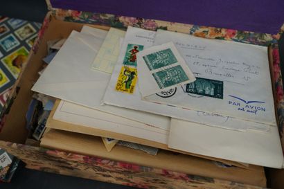 Réunion de quatre albums de timbres modernes....