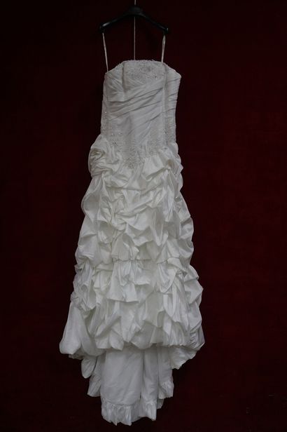 Réunion de huit jupes et robes de mariée...