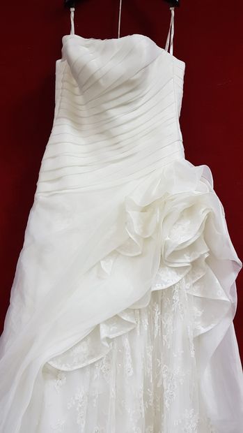 Réunion de huit robes et jupes de mariée...