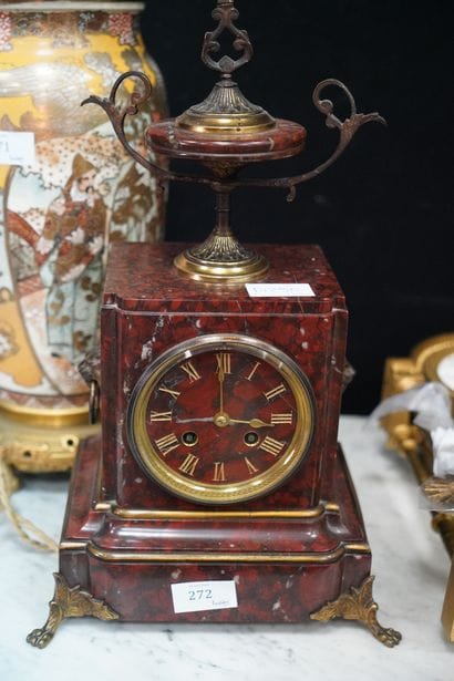 Pendule borne en placage de marbre rouge...