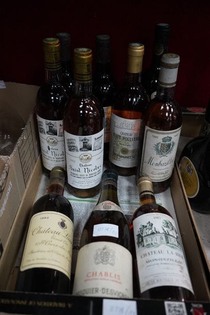 Réunion de 10 bouteilles de vin dont : Monbazillac...