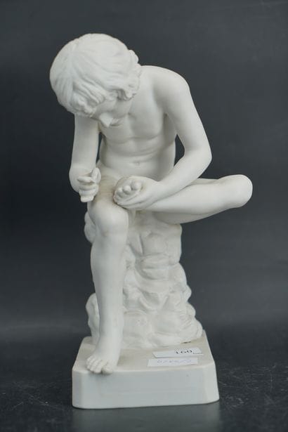 Statuette en biscuit de porcelaine figuant...