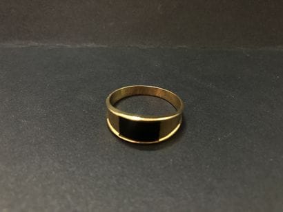 Bague, or 18k (750) ornée d'onyx. Poids brut....