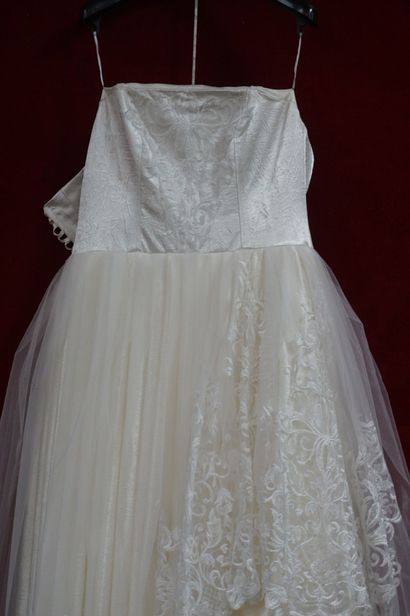 Réunion de huit jupes et robes de mariée...