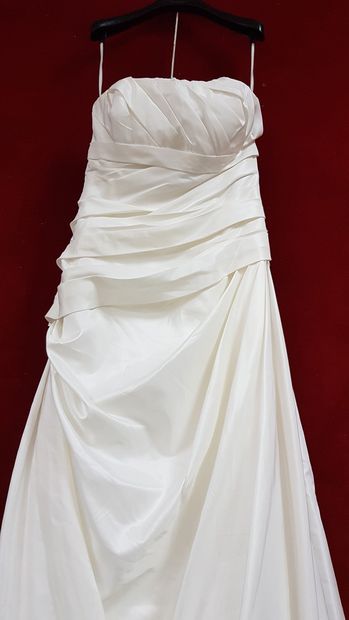 Réunion de huit robes et jupes de mariée...