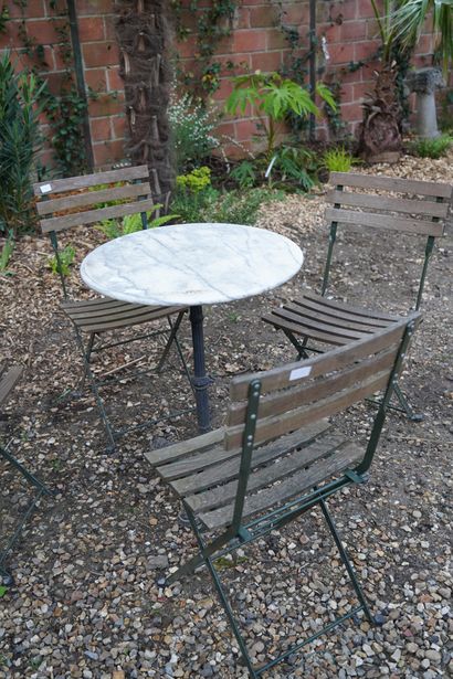 Quatre chaises de jardin ; on joint une table...