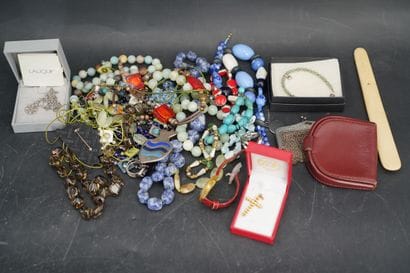 Ensemble de bijoux fantaisie, en l'état....