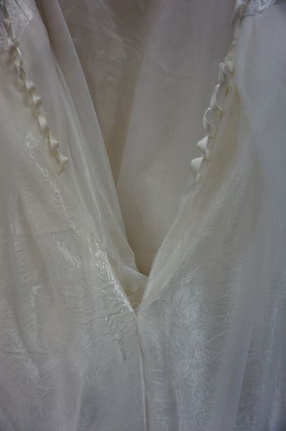 Réunion de huit jupes et robes de mariée...
