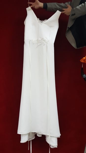 Réunion de huit robes et jupes de mariée...