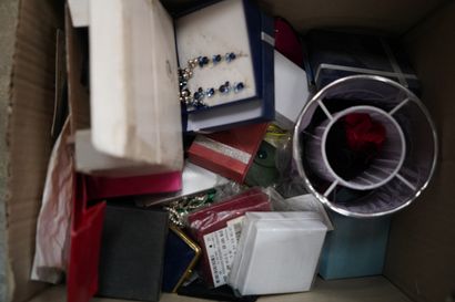 Réunion de bijoux fantaisie. 1 carton, en...