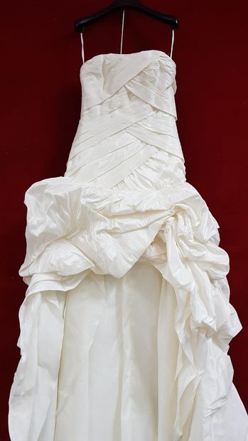 Réunion de huit robes et jupes de mariée...