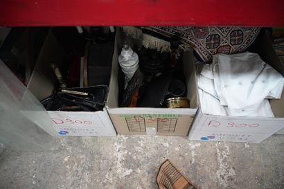 Deux sacs à main, candélabre en bois , bougeoir...
