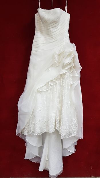 Réunion de huit robes et jupes de mariée...