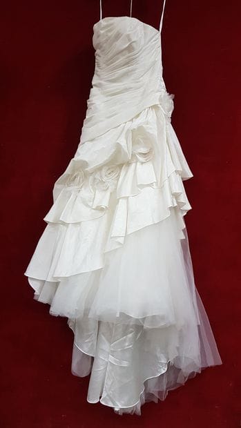 Réunion de huit robes et jupes de mariée...