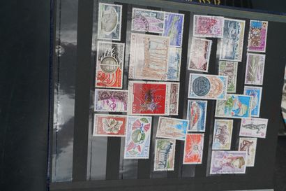 Réunion de quatre albums de timbres modernes....