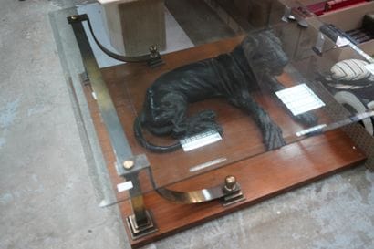Table basse de forme carrée, le plateau de...