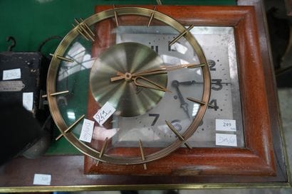 ODO, pendule en bois mouluré et métal. En...
