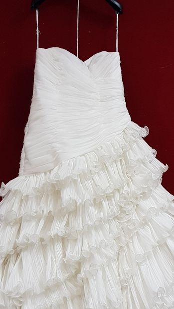 Réunion de huit robes et jupes de mariée...