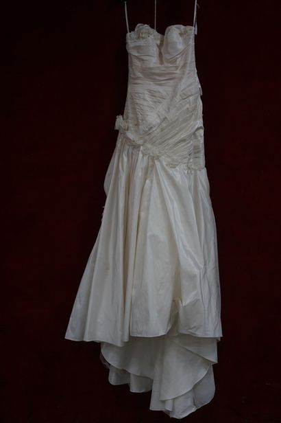 Réunion de huit jupes et robes de mariée...