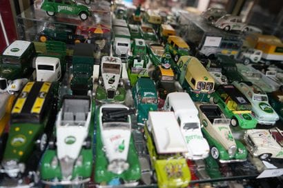 PERRIER, importante réunion de voitures miniatures,...