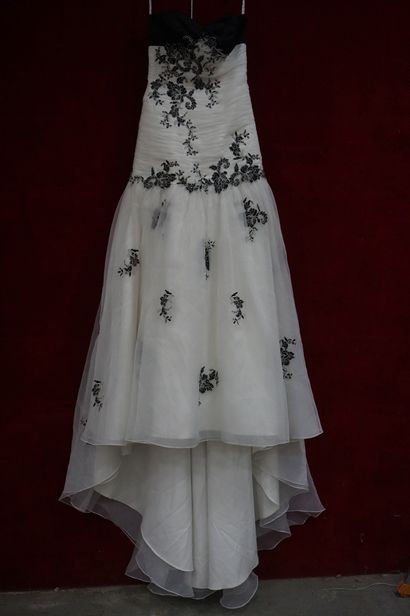 Réunion de huit jupes et robes de mariée...