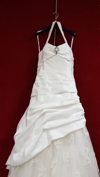 Réunion de huit robes et jupes de mariée...