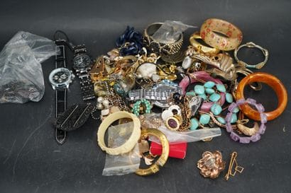 Ensemble de bijoux fantaisie, 1 boîte. En...